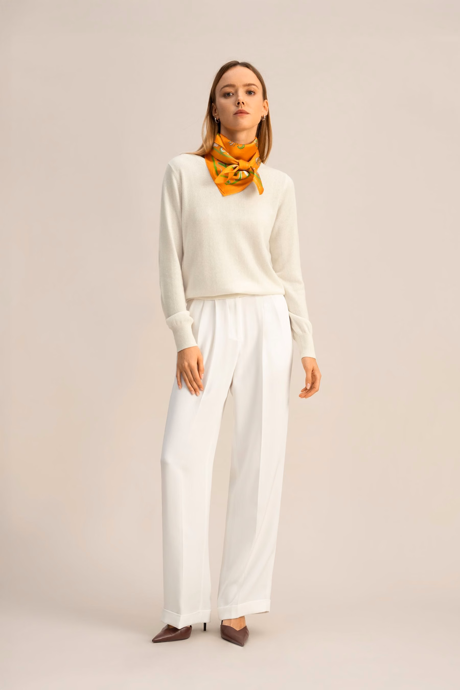 Pantalones de seda densos de pierna ancha con pliegues atemporales