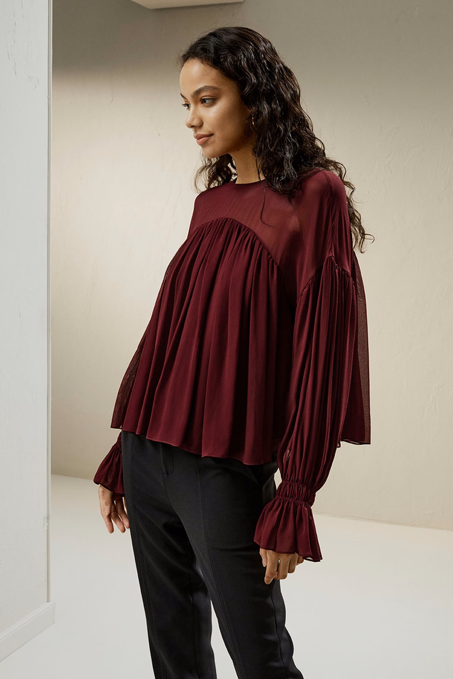 Camisa con volantes en los hombros