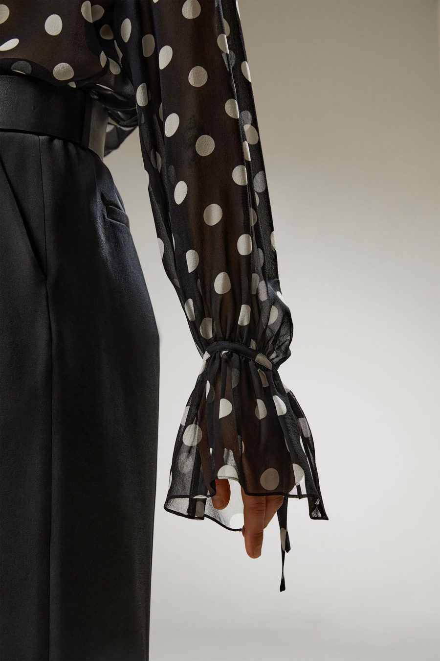 Blusa de georgette con puntos de lunares