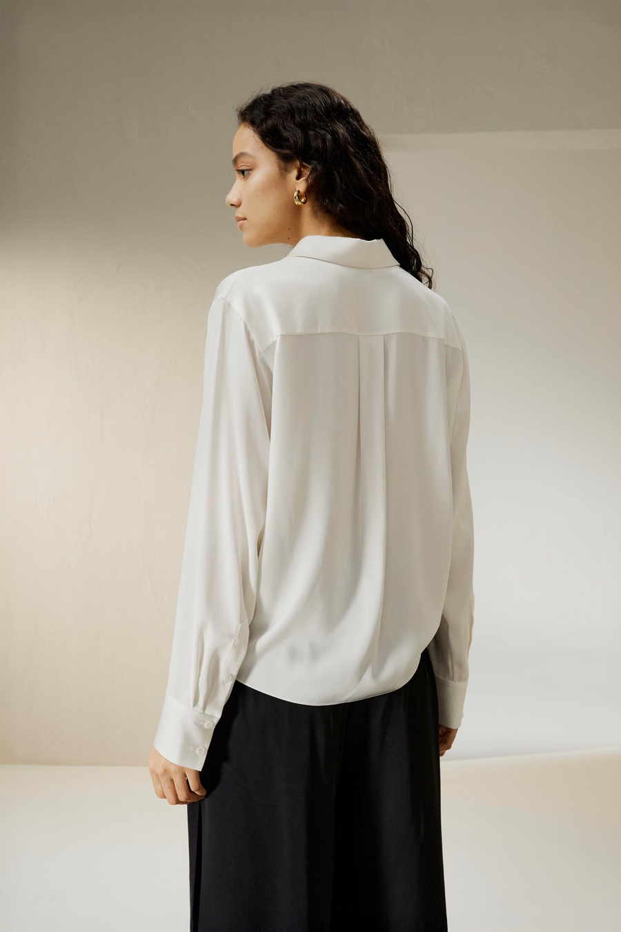 Blusa de Seda con Pliegues en el Dobladillo