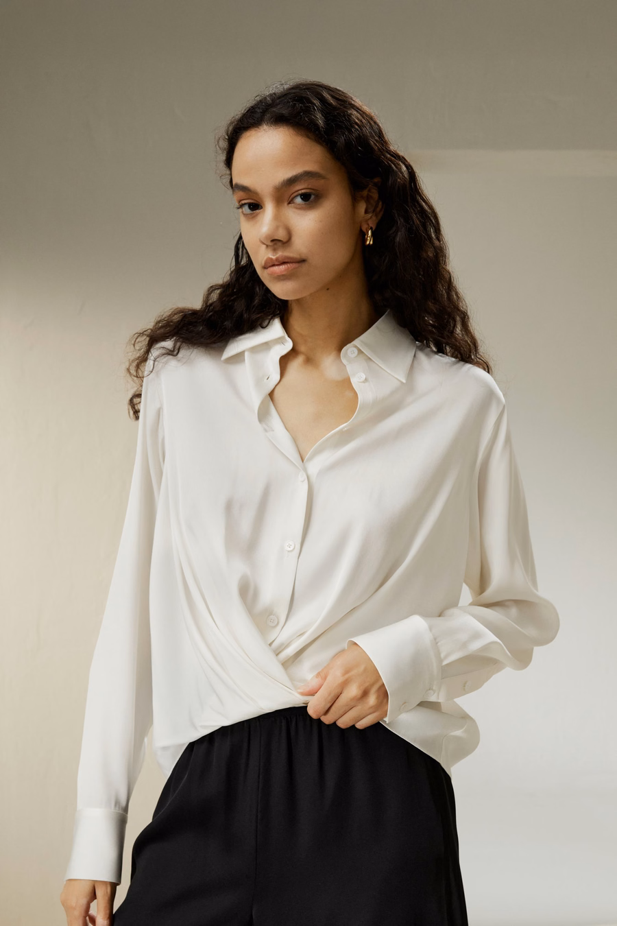 Blusa de Seda con Pliegues en el Dobladillo
