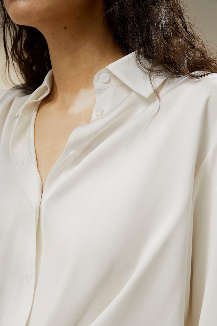 Blusa de Seda con Pliegues en el Dobladillo