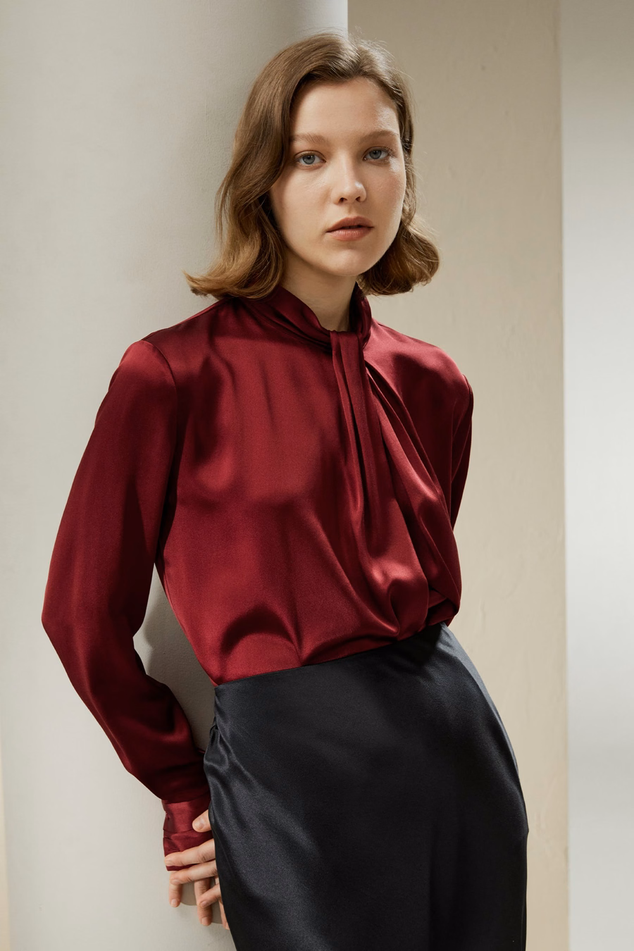 Camisa con pliegues asimétricos adornados