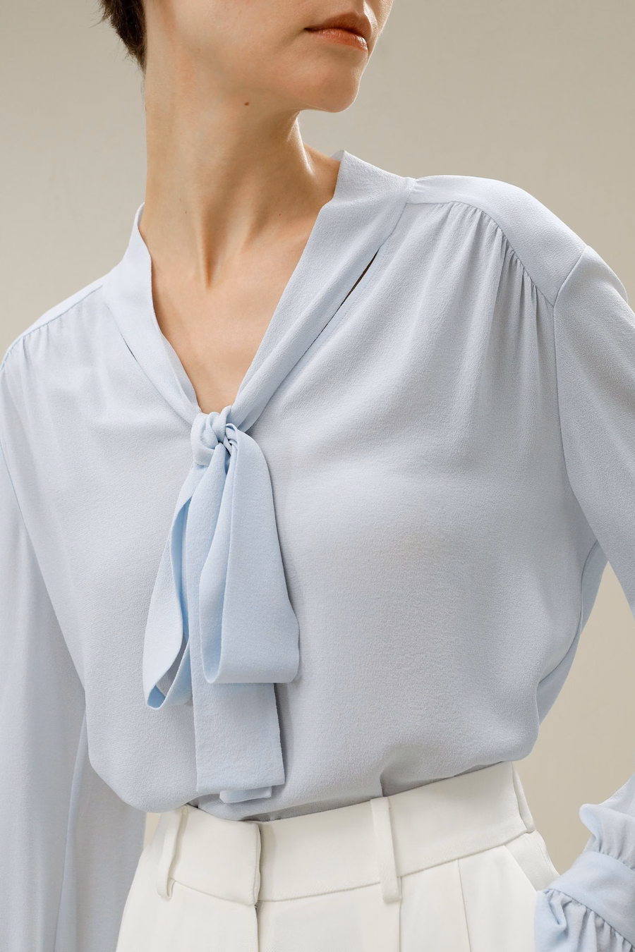 Blusa de seda con cuello en V y cinta
