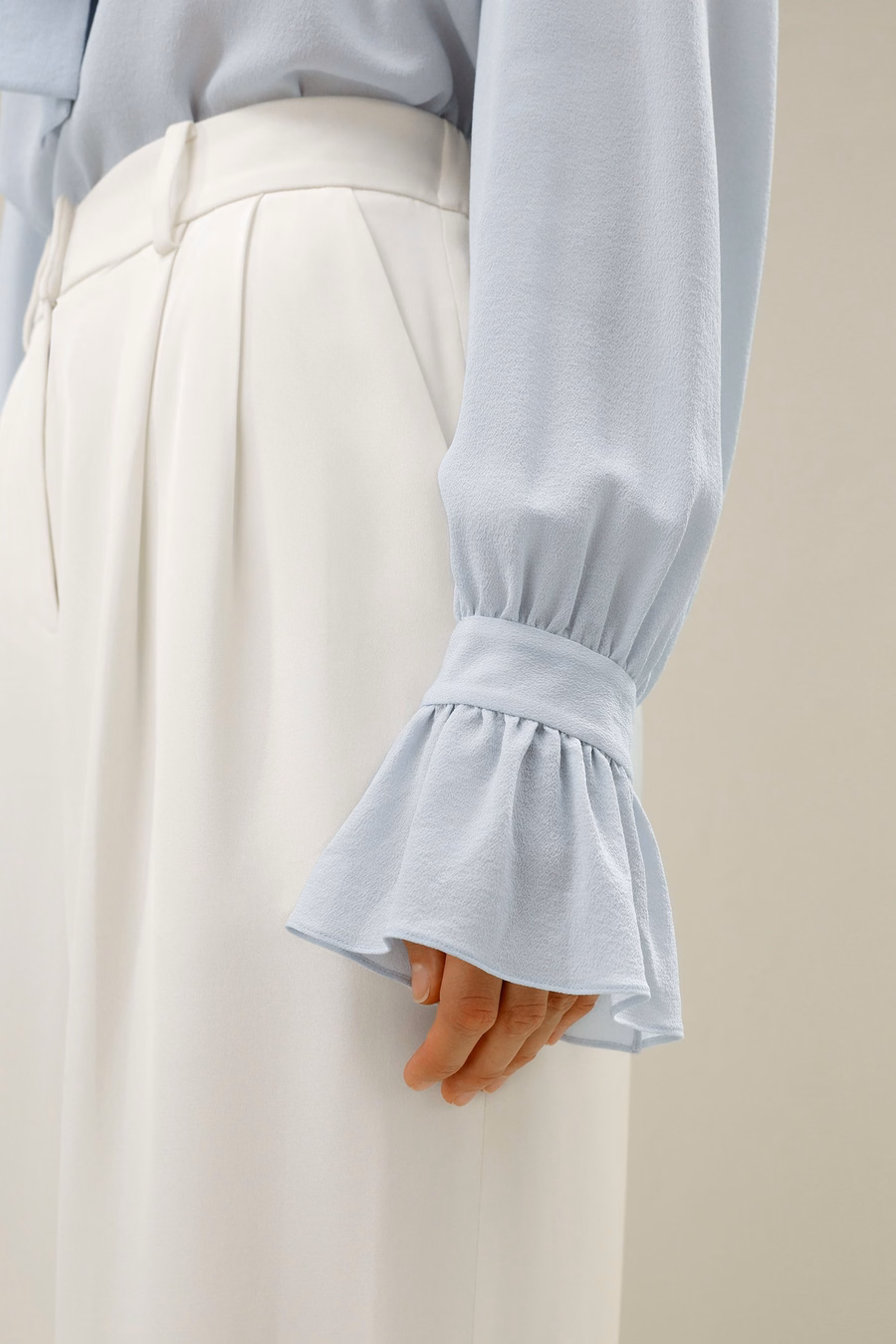 Blusa de seda con cuello en V y cinta