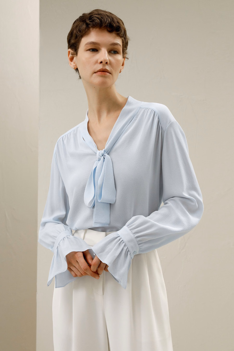 Blusa de seda con cuello en V y cinta