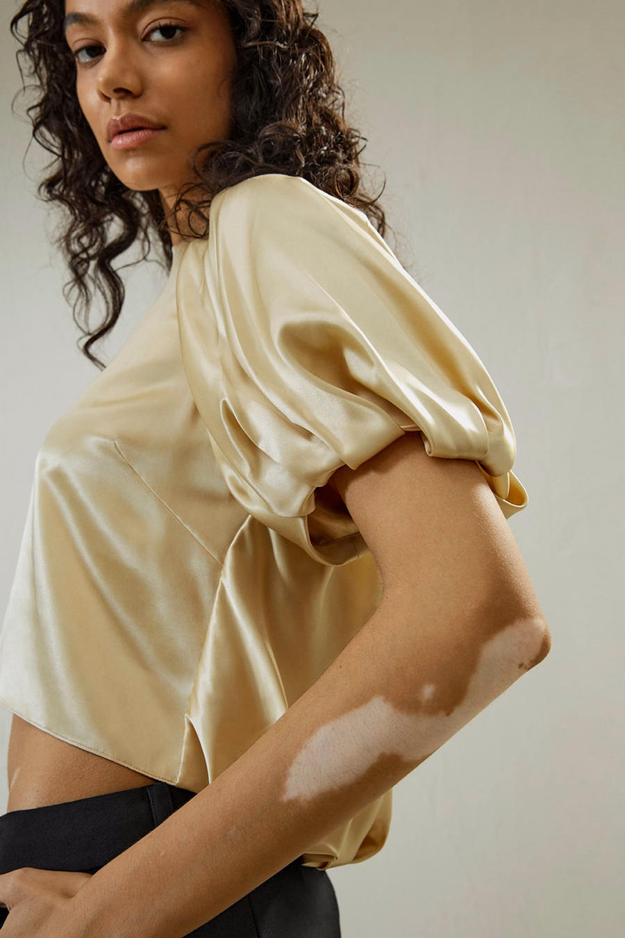 Top de seda Watershine con mangas cortas abullonadas.