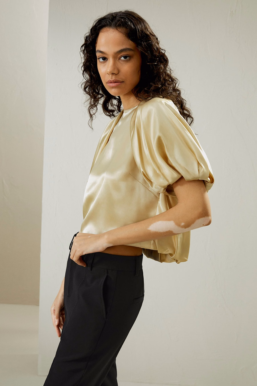 Top de seda Watershine con mangas cortas abullonadas.