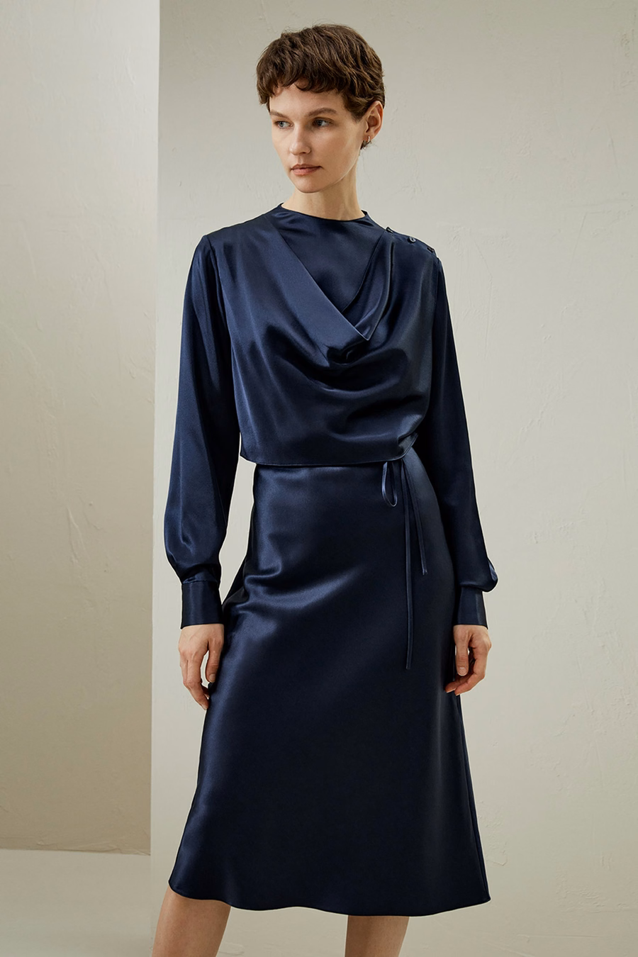 Vestido midi de seda con cuello alto