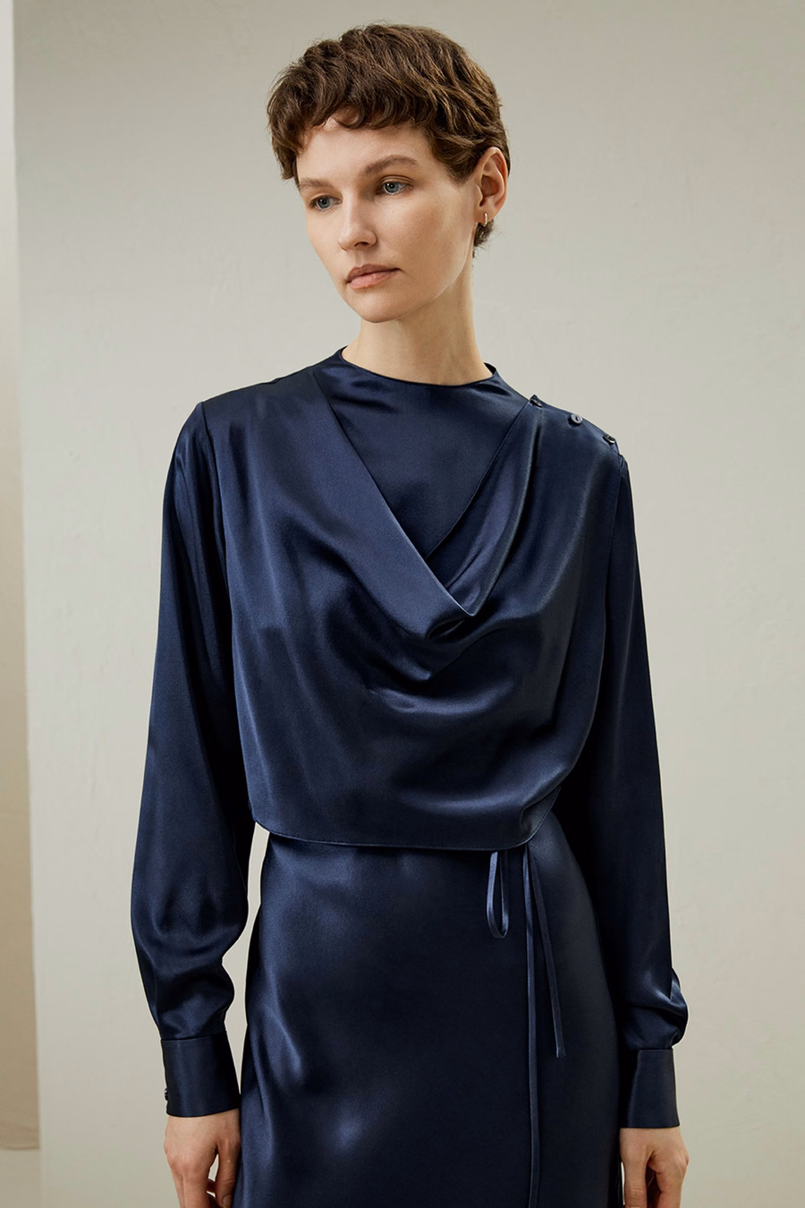 Vestido midi de seda con cuello alto