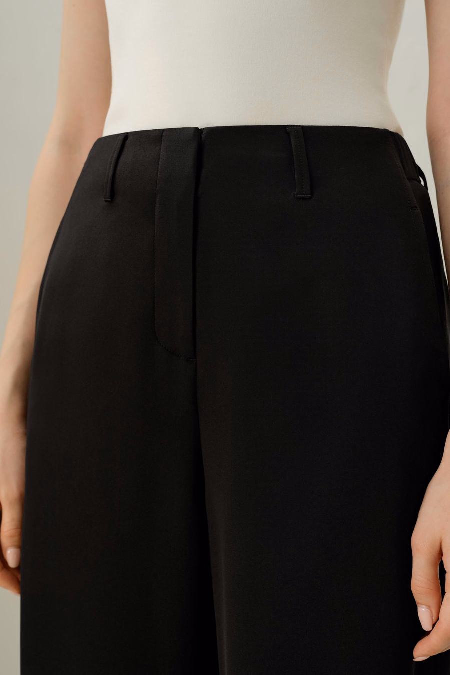 Pantalones de crepé de seda con costura curva