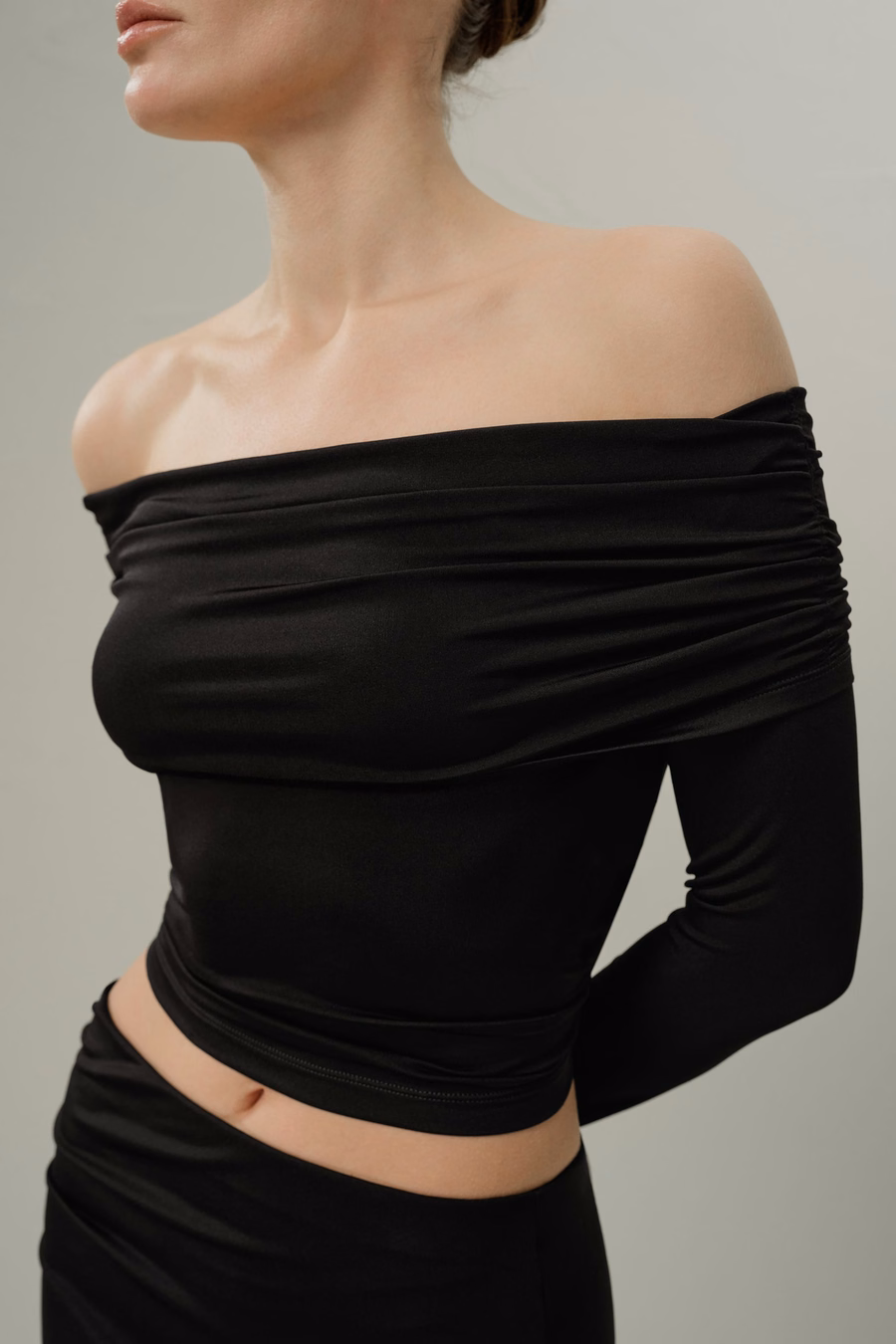 Blusa de manga larga de hombro caído de seda Breeze