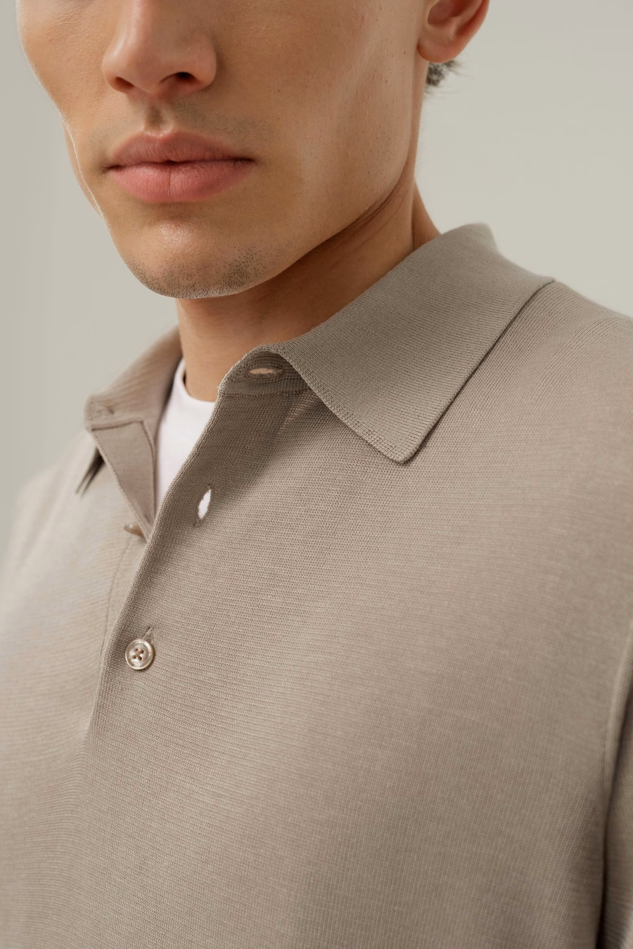 Polo de Ajuste Regular de Seda-Cotón con Cuello en V