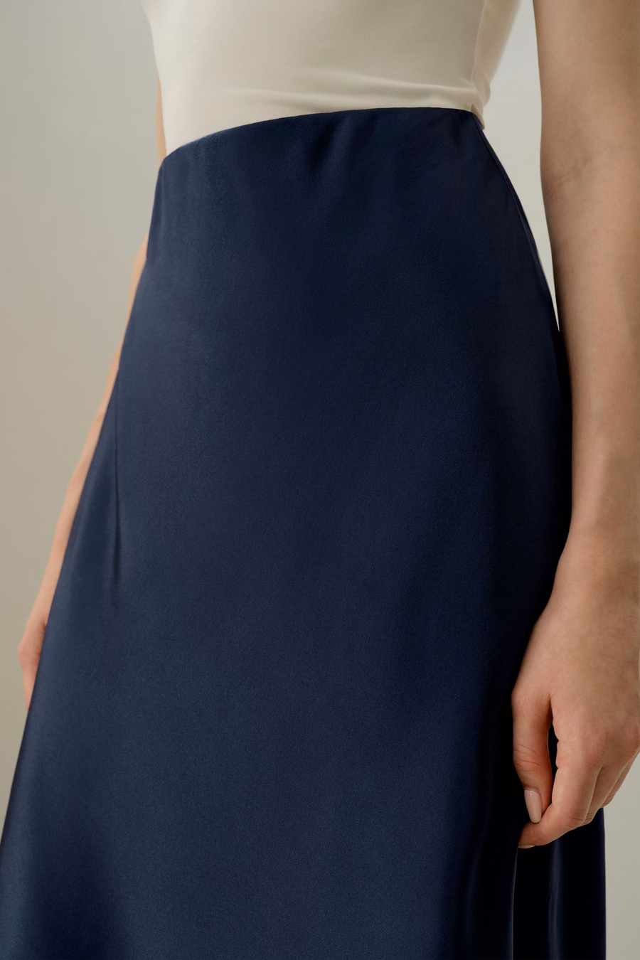 Falda Minimalista de Charmeuse Elástica