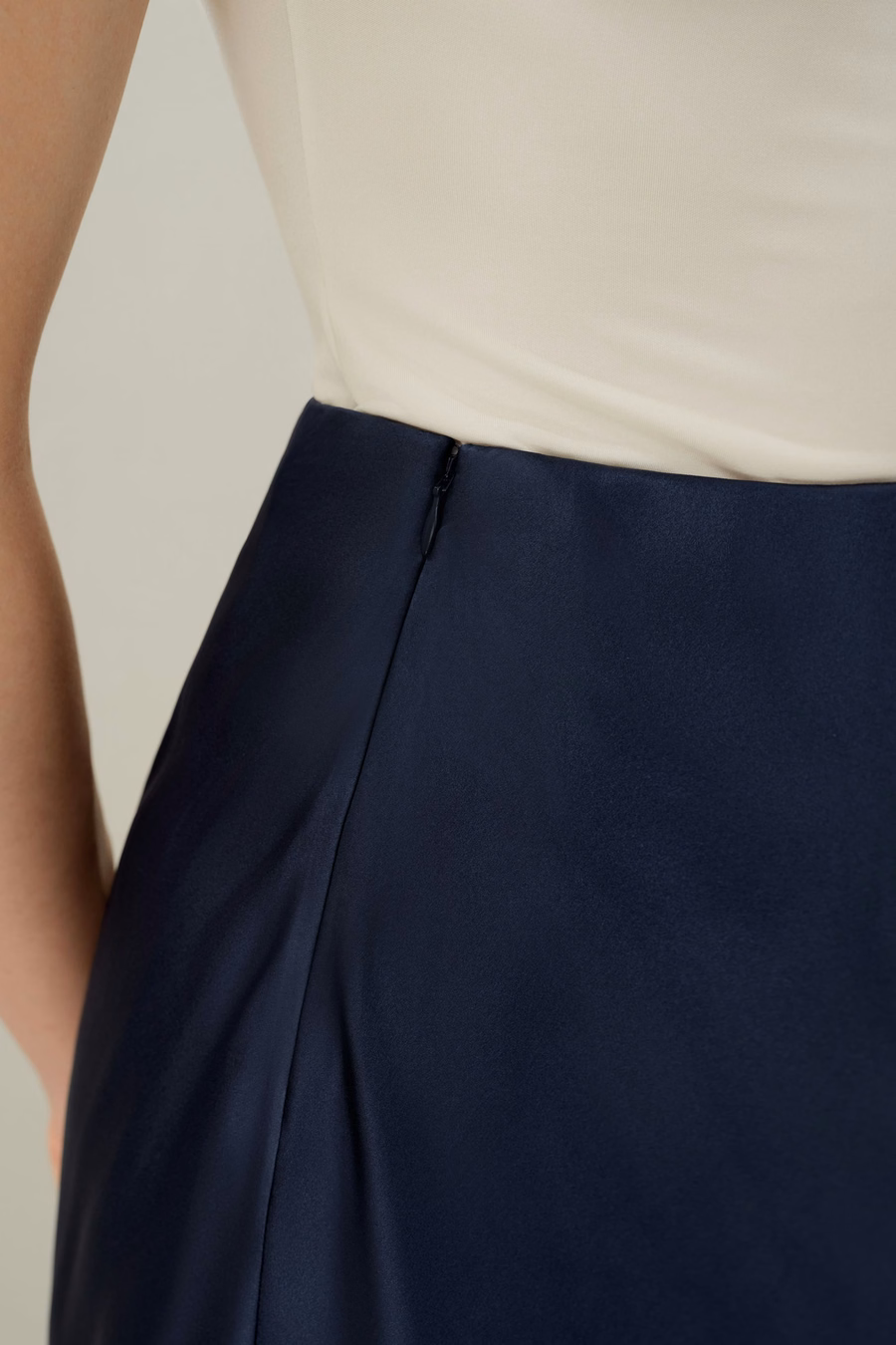 Falda Minimalista de Charmeuse Elástica