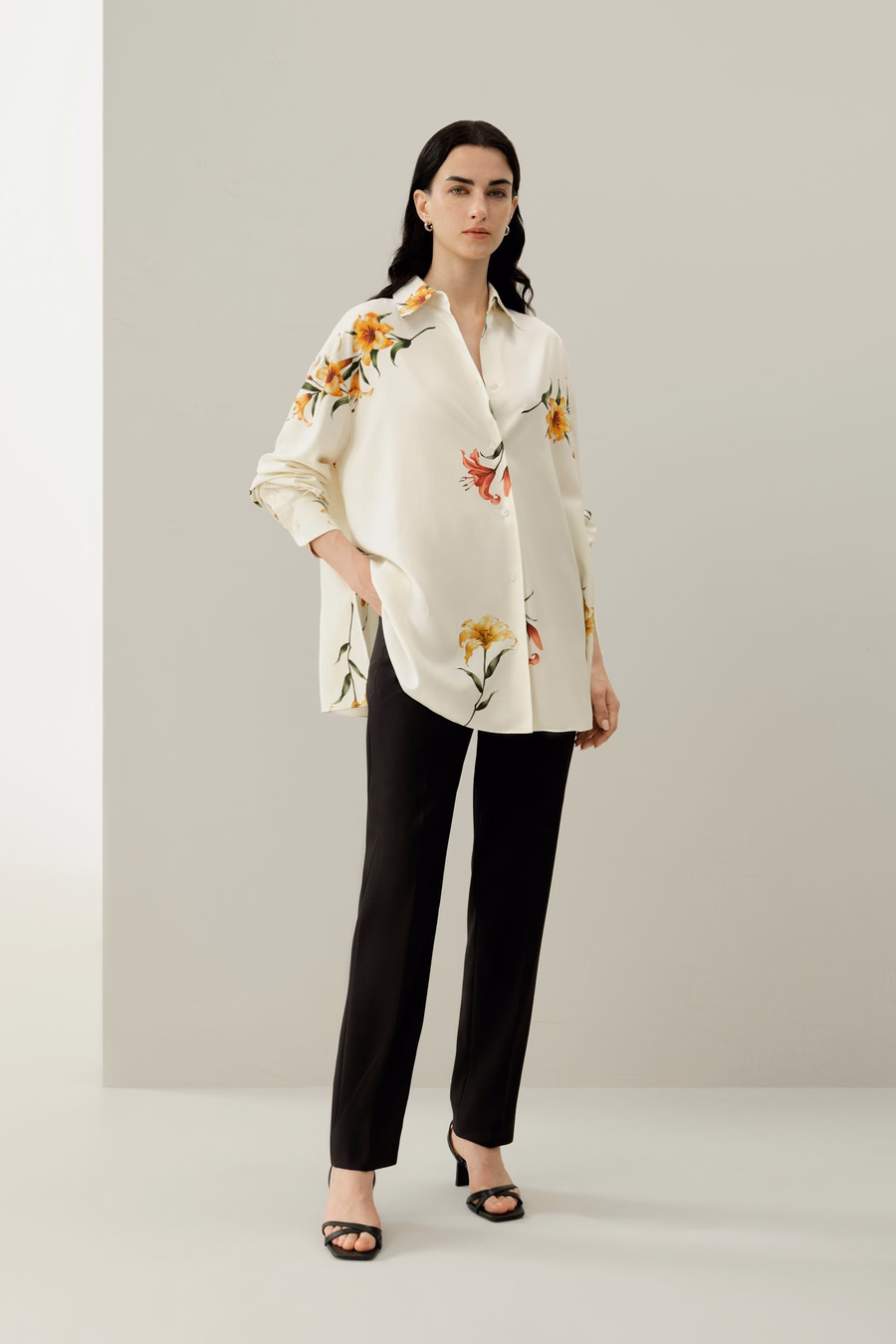 Camisa oversize de seda con estampado de lirios