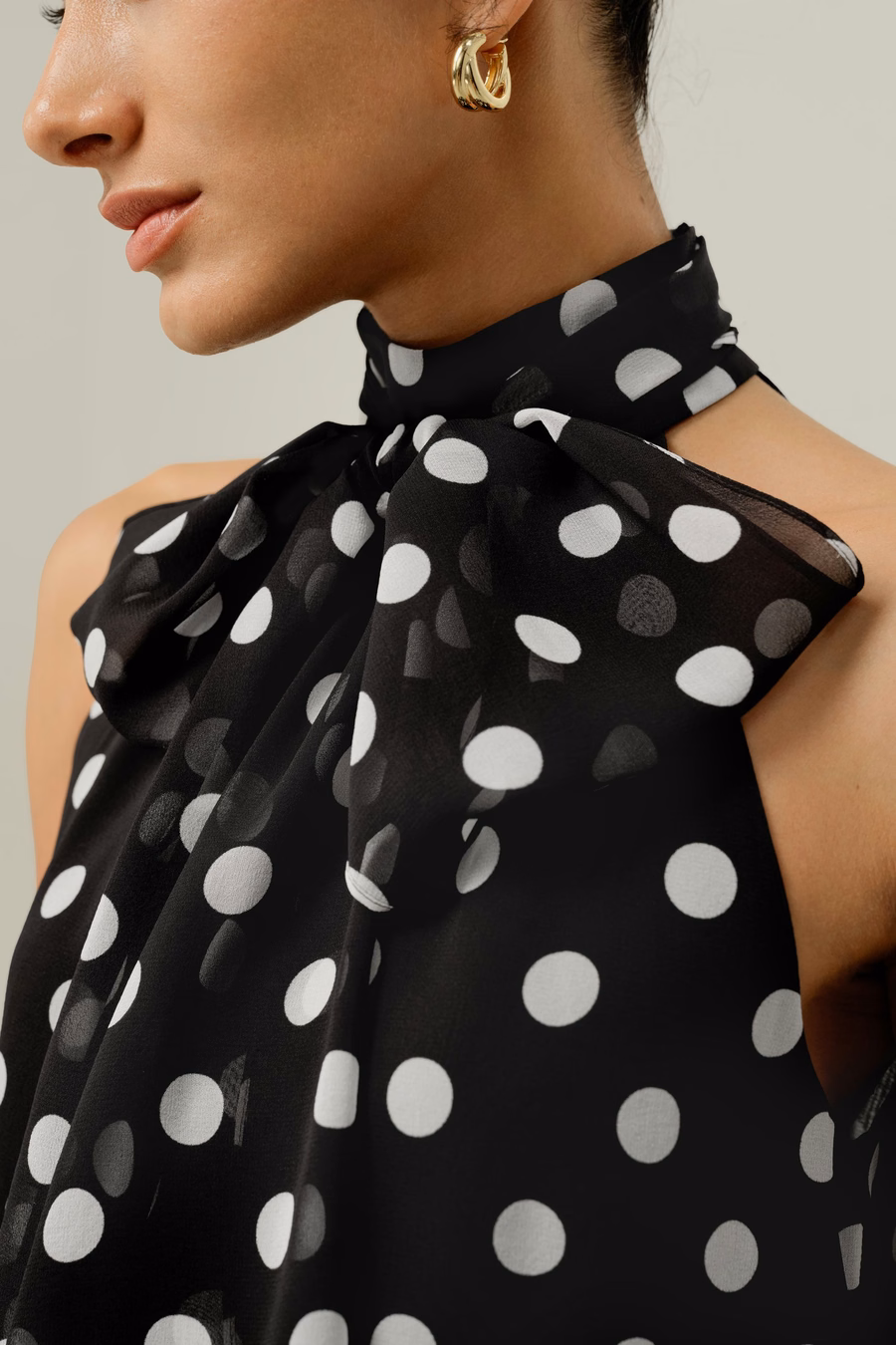 Top de seda georgette convertible con lunares