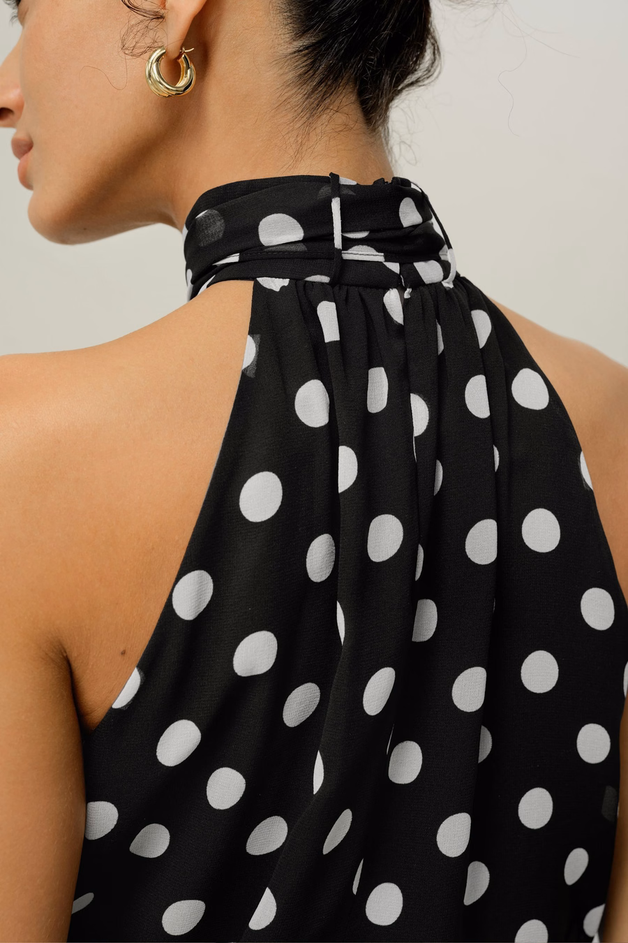 Top de seda georgette convertible con lunares