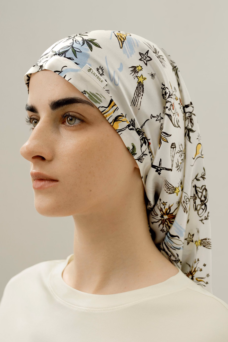 Gorro de seda inspirado en el zodiaco